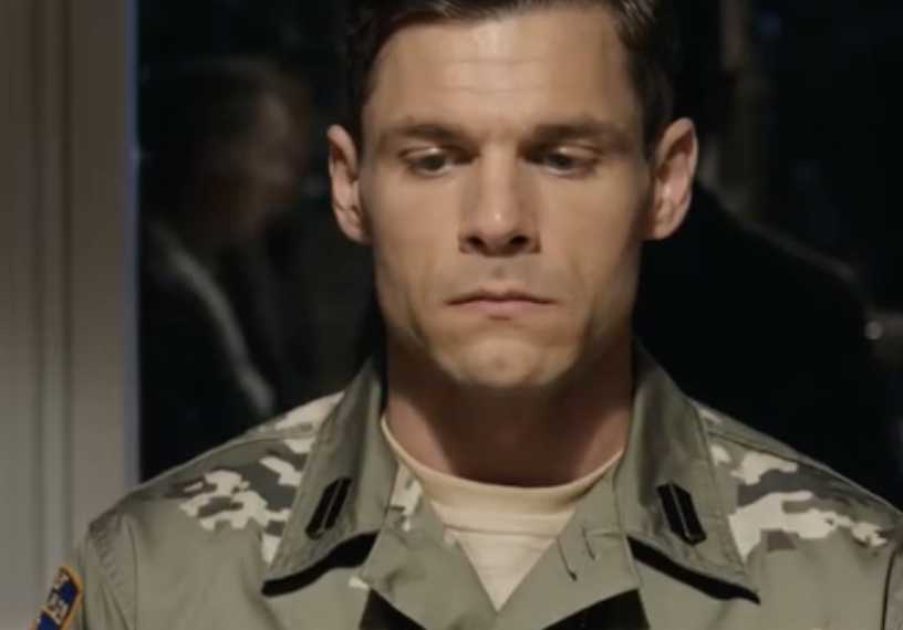 „Jesteś pewien, że masz prawo to zrobić, Alex?” mój brat zażądał kajdanek w środku niedzielnego obiadu u babci, podczas gdy moja odznaka wojskowa wisiała mi na szyi, na stole leżała otwarta gruba teczka, a cała rodzina patrzyła na mnie, jakbym był przestępcą, nie wyobrażając sobie, że to on był jedynym człowiekiem próbującym upokorzyć przed wszystkimi osobę, której w tym domu powinien był się najbardziej bać.