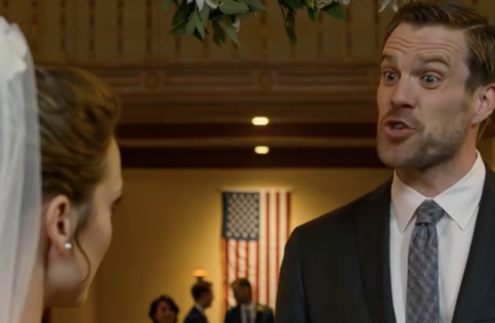 W dniu mojego ślubu syn szefa wysłał mi wściekłego SMS-a, nazywając go „prezentem ślubnym”. Myślałam, że właśnie zniszczył najpiękniejszy dzień mojego życia, dopóki mój nowy mąż nie uśmiechnął się do ekranu, a 3 godziny później mój telefon zapełnił się 108 nieodebranymi połączeniami.