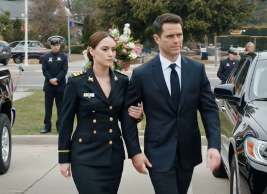 Mój brat sprawiał wrażenie, jakby moja służba była zwykłą pogawędką — aż do momentu, gdy jeden telefon sprowadził FBI na miejsce pamięci dziadka…