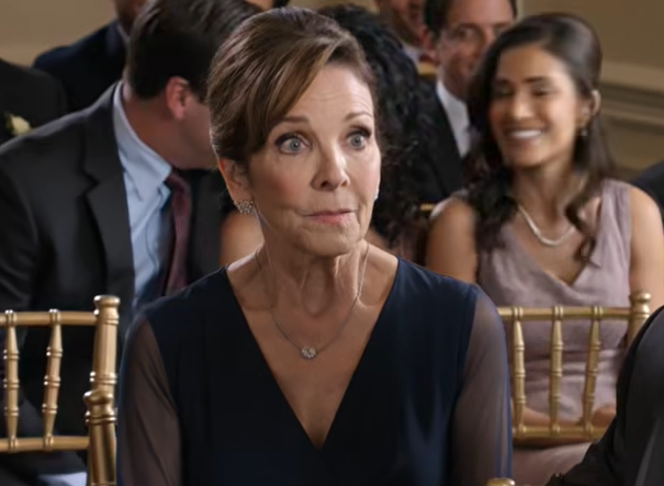 ”Käyttäydy kuin olisit kanssani” – Sureva äiti pakotettiin takariviin oman poikansa häissä morsiamen kuiskattua: ”Köyhyytesi hämmentää meitä”. Hän yritti kadota, kunnes hopeatukkainen muukalainen otti hänen kädestään kiinni, hiljensi koko puutarhan ja muutti häntä nöyryyttääkseen tarkoitetun istumajärjestyksen ensimmäiseksi halkeamaksi salaisuudessa, jota kukaan häissä ei ollut valmis kohtaamaan – Uutiset