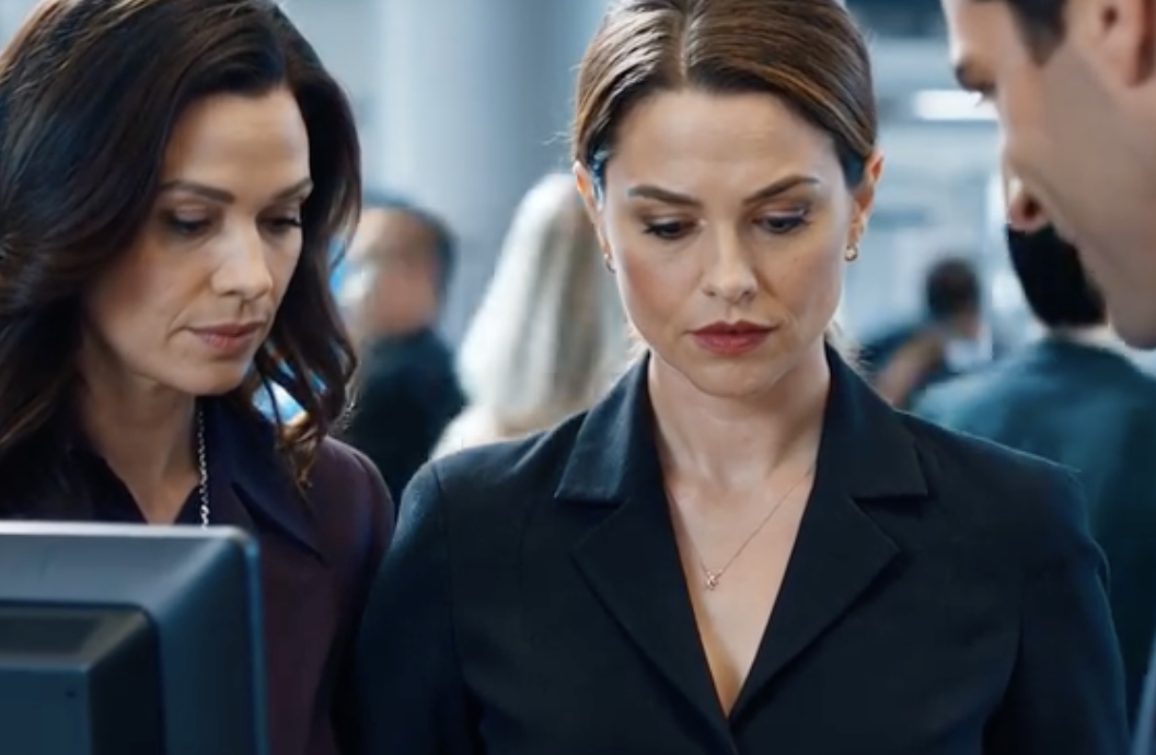 Dzień przed naszymi wakacjami mama nagle zadzwoniła i szepnęła: „Wstaw kamerę do salonu, a potem wyjdź”. Nie sprzeciwiłem się. Złapałem klucze, wyszedłem w noc i zniknąłem.