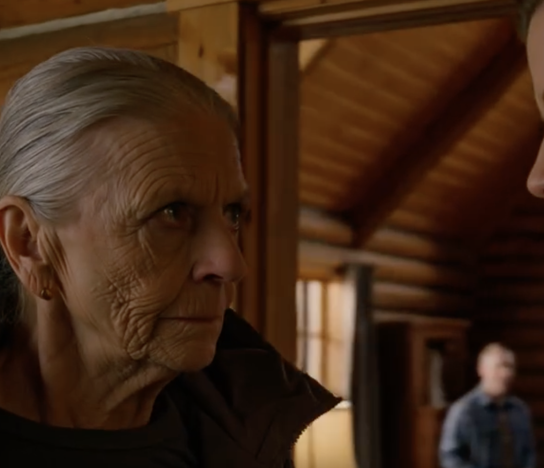 Pierwszej nocy po przejściu na emeryturę, po pięciu godzinach jazdy samochodem z powrotem do mojej chatki w Górach Skalistych, zastałem trzy nieznane samochody na podwórku, nieznajomych ludzi urządzających imprezę w chacie z bali, którą sam zbudowałem, i moją synową Sharon, która chłodno zadzwoniła na policję, żeby wywlekła mnie stamtąd jak intruza. Jednak w chwili, gdy weszli, nadeszła noc, a ja do dziś pamiętam to uczucie, jakbym miał lód spływający mi po kręgosłupie.