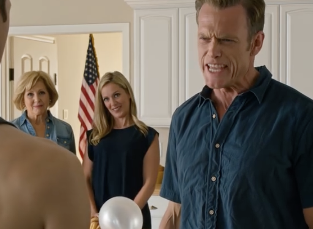 Moi rodzice odwołali imprezę urodzinową z okazji moich 18. urodzin, która odbywała się na podwórku, tylko po to, by uspokoić moją siostrę, która załamała się po odwołaniu wyjazdu na wiosenną przerwę w Cancun. Nie sprzeciwiałam się, po prostu po cichu wyprowadziłam się z naszego domu na przedmieściach Phoenix, a kilka miesięcy później, gdy zadzwonił do mnie nieznany numer, dowiedziałam się dokładnie, kiedy „idealne życie”, które próbowali chronić, zaczęło się rozpadać.