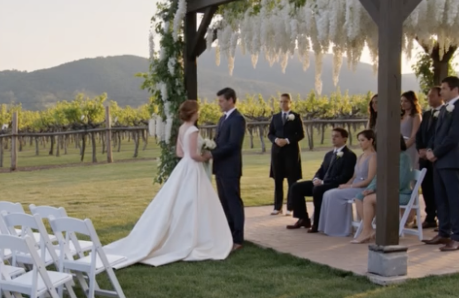 Nazwali mój ślub „nieprawdziwym wydarzeniem”, zostawili 24 puste miejsca pod glicynią i zniknęli na 34 dni — aż do rana mój telefon eksplodował 215 rozpaczliwymi połączeniami od tych samych krewnych, którzy przelecieli przez cały kraj, aby wziąć udział w weekendzie z różowym konfetti u mojej siostry i nagle zdali sobie sprawę, że ich cichy mężczyzna, ignorowany obok mnie, był tym, którego nie mogli stracić.