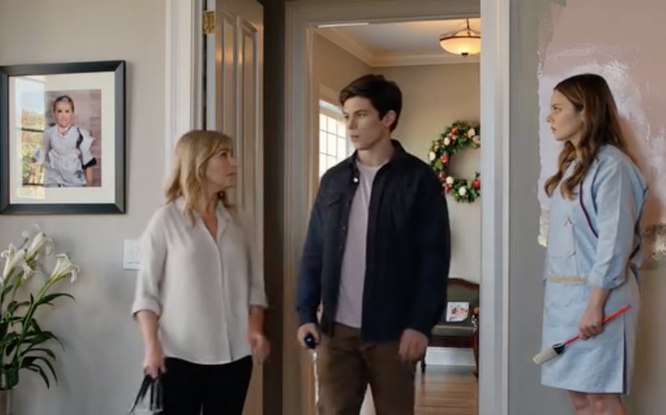 Wszedłem i zobaczyłem, że moja sypialnia została „odświeżona”, jakby dom teraz należał do nich. Mój syn roześmiał się i powiedział, że wkrótce się przeprowadzą. Milczałem. Następnego ranka papiery na biurku mówiły wszystko, czego nie musiałem wiedzieć – a jego wyraz twarzy zmienił się, gdy przeczytał je po raz drugi.