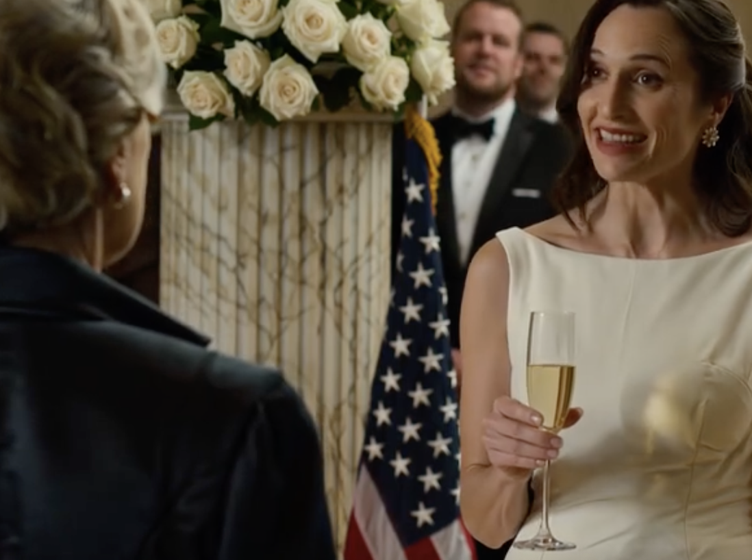 Na weselu mojego syna w wystawnej sali balowej podsłuchałam, jak moja nowa synowa szepcze do swojego dworzanina, że ​​zaledwie kilkoma „żenującymi gestami” umieściła mnie w domu opieki i zabrała dom na plaży, który zbudowaliśmy z mężem. Wciąż wznosiłam toast, wciąż się uśmiechałam, ale następnego ranka podpisałam coś, co wywołało prawdziwą panikę w rodzinie.