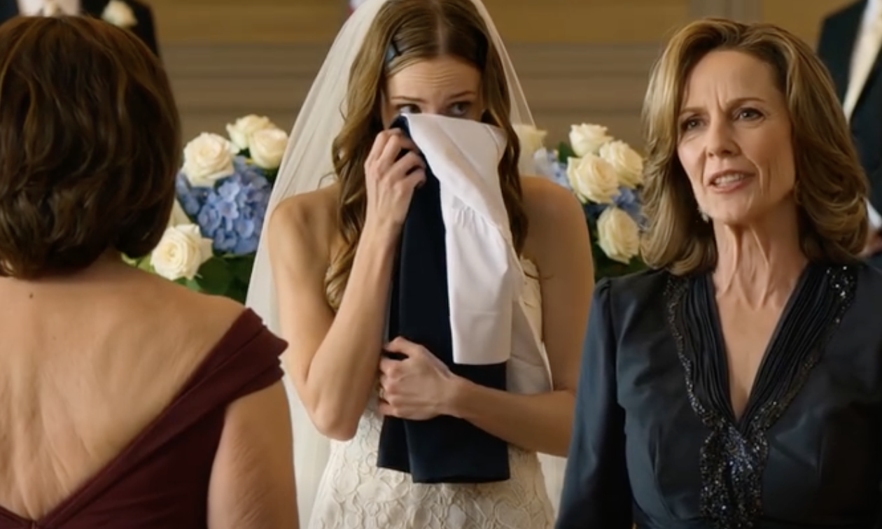 Na weselu mojej córki w eleganckiej sali balowej w Dallas, jej teściowa nagle wręczyła jej uniform pokojówki na oczach gości. Mój zięć nawet się uśmiechnął i powiedział: „Idealnie pasuje, będzie jej potrzebny w domu”. Moja córka wybuchnęła płaczem, a ja po prostu cicho wstałam, trzymając jasnoniebieskie aksamitne pudełko, i powiedziałam: „A teraz otwórz prezent dla mamy…”.