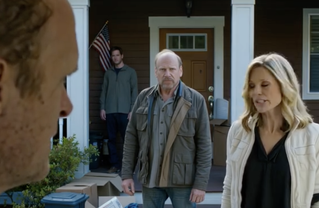 Kiedy wracałem do domu po weekendowym wypadzie na ryby, zamarłem, widząc wszystkie swoje rzeczy wyrzucone do kosza na śmieci przed domem. Moja synowa stała tam i chłodno mówiła, że ​​nie ma już dla mnie miejsca, podczas gdy mój syn po prostu stał tam bez ruchu — ja po prostu się uśmiechnąłem, wyciągnąłem telefon, zadzwoniłem, a trzy dni później gorączkowo szukali mnie wszędzie…