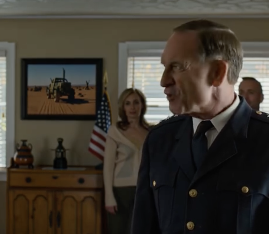 Mój tata przez 20 lat jeździł żółtym autobusem szkolnym w małym miasteczku i wszyscy uważali go za po prostu miłego, punktualnego człowieka, nic specjalnego — aż do pewnego popołudnia, kiedy czterogwiazdkowy generał zapukał do naszych drzwi, wszedł do salonu, wpatrzył się w zdjęcie marines na ścianie i zatrzymał się chłodno: „Czekaj… nazywasz tego człowieka tatą?”