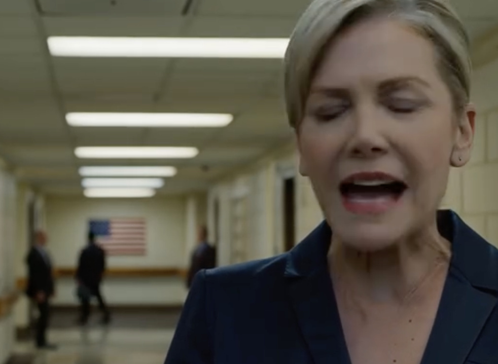 Moja matka zostawiła wiadomość głosową, która brzmiała jak werdykt: „Jesteś odcięty od tej rodziny. Nie kontaktuj się z nami więcej. Ta rodzina pójdzie naprzód bez ciebie”. Odpowiedziałem jednym słowem – „Dobrze” – po czym usunąłem się ze wszystkich rejestrów, na których polegali, sprzedając stary dom, zamykając dom szeregowy nad jeziorem i rozpoczynając „nowy początek”; niecałe dwa dni później mój telefon był pełen 58 nieodebranych połączeń, a potem pojawiła się wiadomość od ich prawnika.