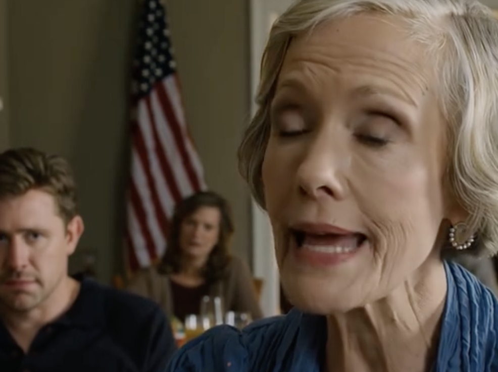 aPodczas kolacji na przedmieściach Richmond mama przeczytała, że ​​to miała być tylko formalność: mój brat dostał dom i 400 000 dolarów na zakup domu, a ja otrzymałem jedynie „błogosławieństwa i modlitwy” po latach cichego noszenia ze sobą rachunków, których ona nigdy nie wymieniła — wciąż się uśmiechałem i mówiłem „dziękuję”, a pierwszego dnia miesiąca moje milczenie wywołało narzekania całej rodziny.