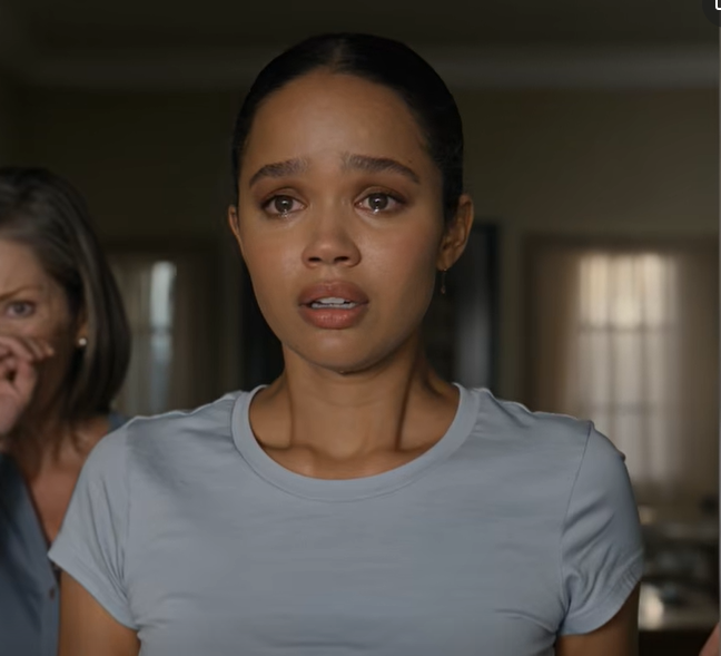 Neljä päivää sen jälkeen, kun vapaalla ollut ensihoitaja oli ottanut seitsemän veitsihaavoa suojatessaan verenvuodattavaa merijalkaväen sotilasta taco-ravintolan ulkopuolella, nainen ontui aamunkoitteessa etuovelle ja jähmettyi – yli sata merijalkaväen sotilasta seisoi hänen hiljaisen kadunsa toisella puolella, keskellä mies, jonka hän pelasti, äitinsä tuijottaessa kyyneleet silmissä ja sanoessa: “Seisoit kuoleman ja yhden meistä välissä. Tänään me seisomme sinun rinnallasi.”