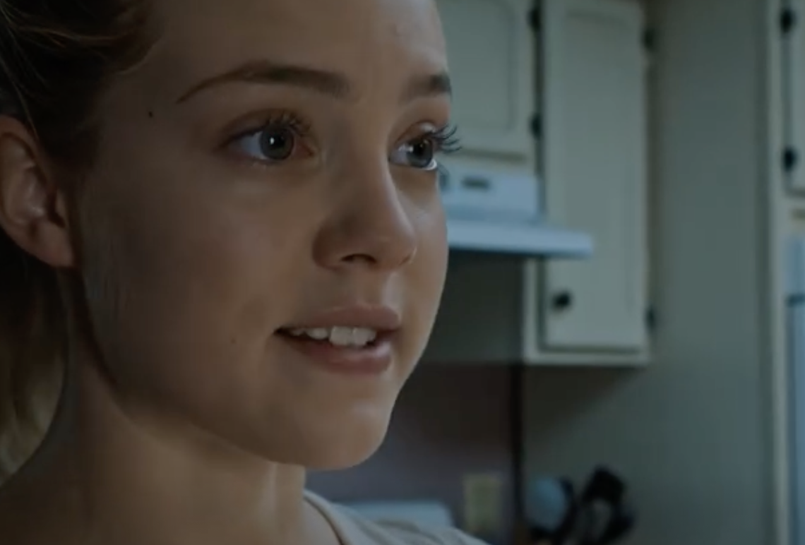 W moje szesnaste urodziny zostałem porzucony sam w Westport, podczas gdy mój ojciec, macocha i jej dwójka ukochanych dzieci poszli na imprezę do klubu wiejskiego, jakbym nie istniał. Na lodówce wisiała tylko jedna karteczka: „Nie pokazuj się”. Uważałem to za wystarczająco okrutne, dopóki nie zadzwonił dzwonek do drzwi i nie pojawiła się moja matka chrzestna ze stosem dokumentów prawnych, na tyle potężnych, że mogłyby rozkręcić całą galę tego wieczoru.