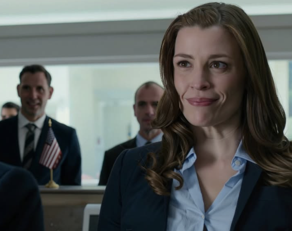 Po pogrzebie moich rodziców moja siostra zabrała rodzinę do domu, rzuciła mi kartę kredytową o wartości 500 dolarów, jakby to była „instytucja charytatywna dla rodziców adopcyjnych”, i wyrzuciła mnie z miejsca, w którym dorastałem. Trzymałem ją w szufladzie przez pięć lat, aż do dnia, w którym poszedłem do banku, żeby ją zablokować, a kasjerka spojrzała na mnie, jakby wiedziała, co cała rodzina ukrywa.