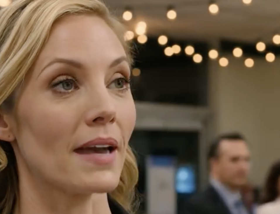 W samym środku namiotu weselnego, oświetlonego ciepłymi światełkami, mój brat uniósł kieliszek i zaśmiał się: „Dzięki za pieniądze, ale nikt nie chce woźnego na zdjęciach ślubnych”. Po prostu skinąłem głową i odszedłem z trawnika, jakby nic się nie stało, ale następnego ranka telefony rodziny dzwoniły bez przerwy, a sobotnia kolacja nagle stała się miejscem, w którym nikt już nie mógł się śmiać.