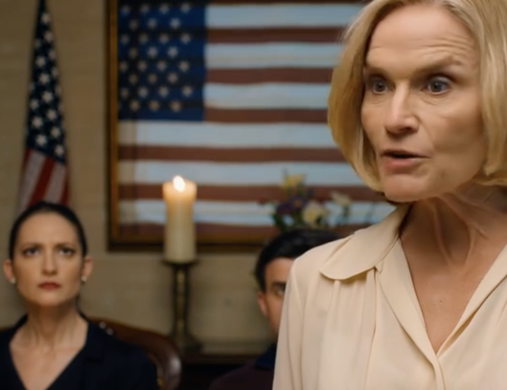 W noc Święta Dziękczynienia na przedmieściach Filadelfii mama rozdała prezenty wszystkim siedzącym przy stole, ignorując mnie, po czym rzuciła zimnym, bezosobowym telefonem. Moja ciotka się z niej śmiała, cała rodzina się śmiała, a ja po prostu powiedziałem: „Aha, teraz rozumiem” — i dokładnie tydzień później ci sami ludzie byli już w moich drzwiach, dobijali się i domagali się rozmowy.