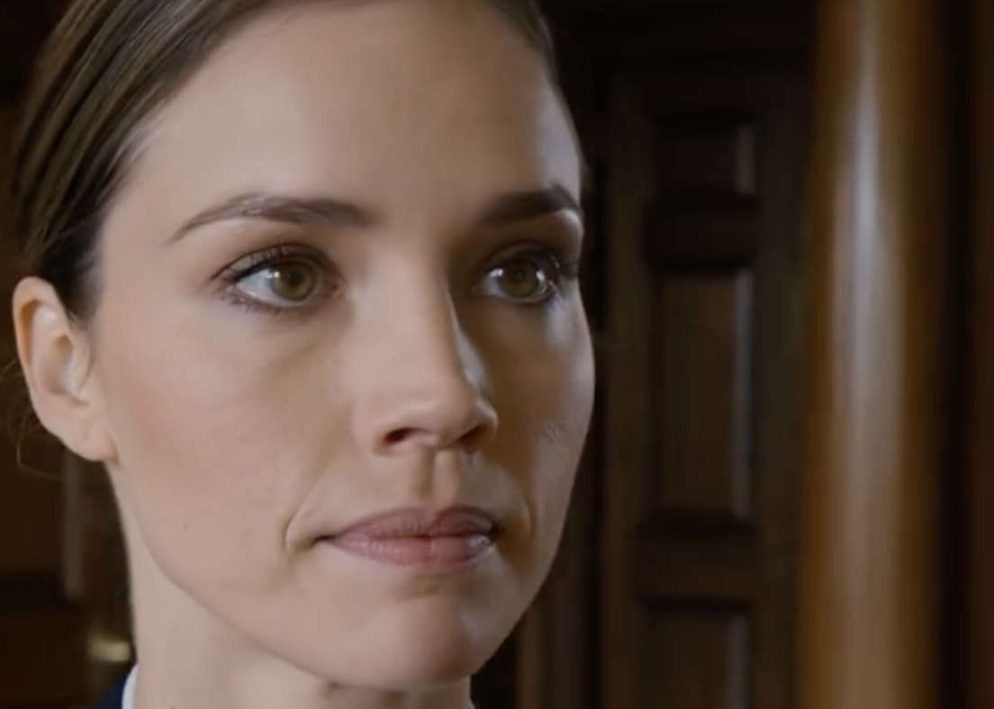 Mój dziadek, admirał marynarki wojennej USA, właśnie zmarł, a moi rodzice natychmiast zabrali jego wartą 14 milionów dolarów rezydencję nad brzegiem morza w Wirginii i nowego Teslę, po czym zwrócili się do mnie, kapitana piechoty morskiej, i powiedzieli, żebym się wyprowadził jeszcze tej samej nocy. Jednak podczas gdy ja wciąż nie mogłem uwierzyć, że to ja zostałem eksmitowany z własnego domu tuż po pogrzebie, stary prawnik po prostu się roześmiał i zadał pytanie, które przyprawiło nas o dreszcze…