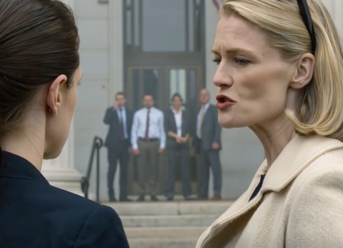 Moja siostra po cichu wystawiła mój budynek na Mercer Street, wart 800 000 dolarów, na licytację, jakby moje nazwisko nigdy nie widniało w papierach. Dowiedziałem się o tym dopiero, gdy otrzymałem e-mail z powiatowego systemu podatkowego z informacją „SPRZEDANE”, a kiedy dotarłem do schodów sądu, ona już tam była, uśmiechając się, gdy pieniądze trafiały w jej ręce — aż do momentu, gdy wyszedł kupiec i zadał pytanie, które skłoniło tłum do dalszej dyskusji.