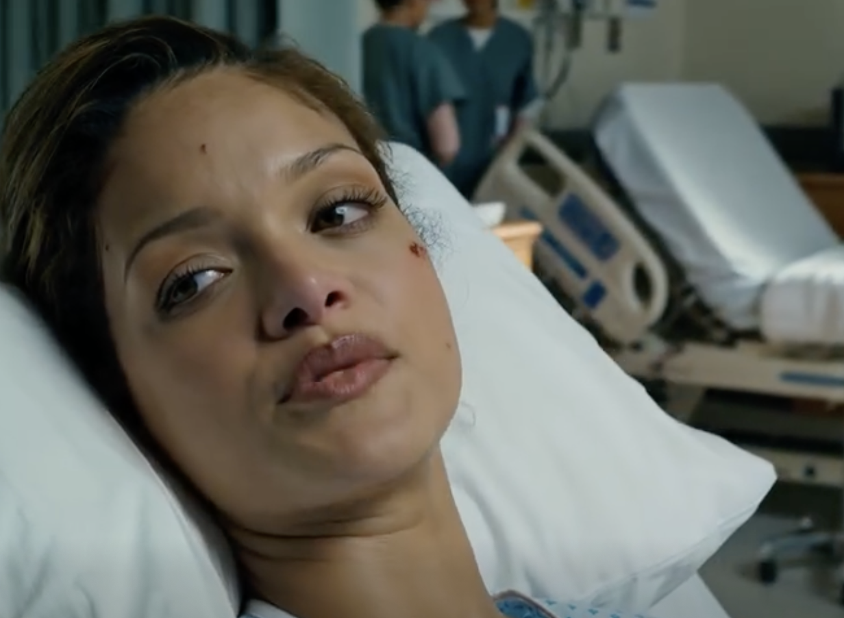 „Ten dom nie wyżywi ludzi, którzy tam po prostu leżą!” krzyknął mi w twarz mój ojczym, kiedy nie minęły nawet trzy dni po nagłej operacji; ledwo powiedziałam, że nie mogę już wrócić do pracy, gdy błysnął jego kręgielnia, moja matka zesztywniała, pielęgniarki wbiegły z końca korytarza, a kiedy przyjechała policja, mężczyzna, który właśnie szczekał jak król w swoim własnym domu, nie był w stanie utrzymać nawet wyrazu twarzy.