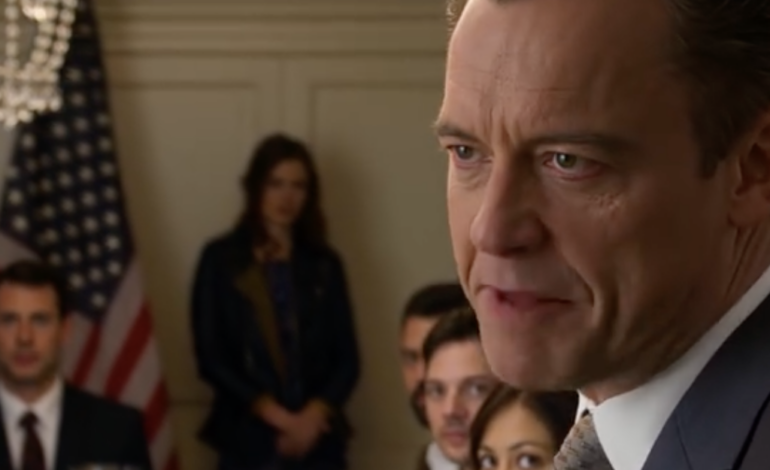 Moja mama uśmiechnęła się i powiedziała gościom, że jestem „tylko asystentką biurową”, a mój ojciec wtrącił się: „Przynajmniej ma pracę”. Spokojnie nakrywałam do stołu, aż wujek John otworzył „The Wall Street Journal” i spojrzał na mnie, jakby właśnie zdał sobie sprawę, że był w całkowitym błędzie.