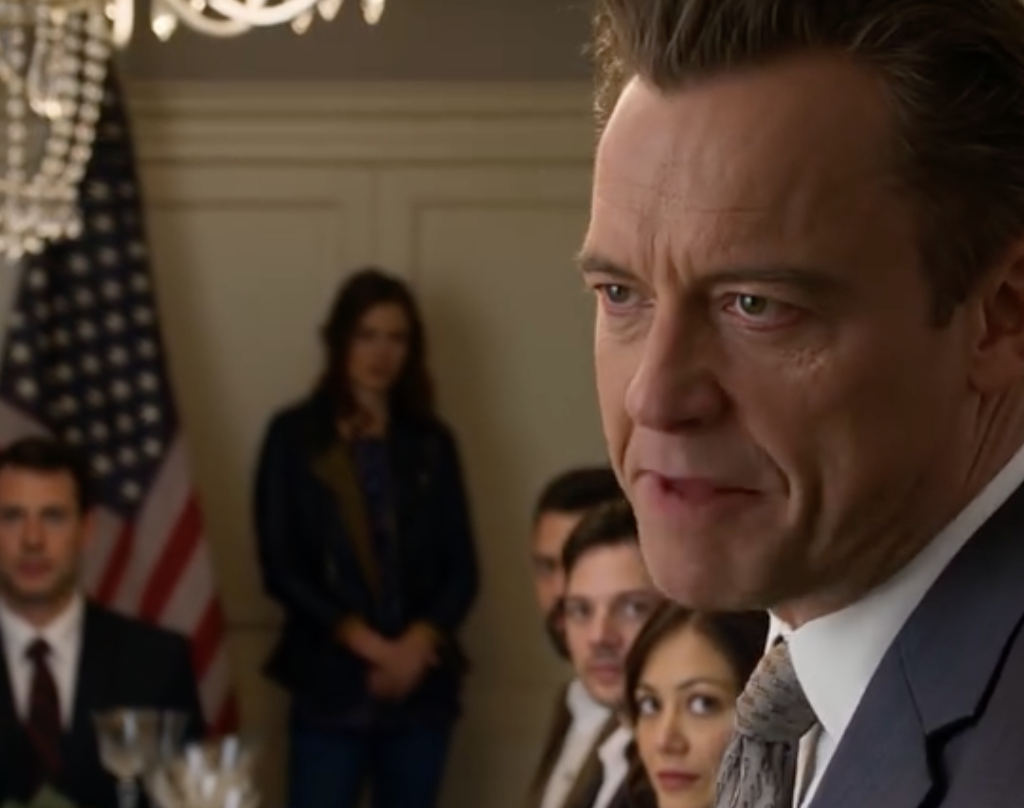 Moja mama uśmiechnęła się i powiedziała gościom, że jestem „tylko asystentką biurową”, a mój ojciec wtrącił się: „Przynajmniej ma pracę”. Spokojnie nakrywałam do stołu, aż wujek John otworzył „The Wall Street Journal” i spojrzał na mnie, jakby właśnie zdał sobie sprawę, że był w całkowitym błędzie.