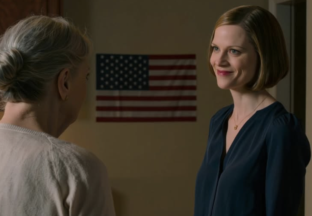 Moja synowa właśnie awansowała i zabrała całą rodzinę na wykwintną kolację, zostawiając mnie samą; kilka godzin później napisała SMS-a: „Mamo, podgrzej resztki w lodówce. Nie marnuj ich”. Odpowiedziałem po prostu: „Dobrze”. Potem spakowałem walizki i wyszedłem. Kiedy wróciłem do domu, otworzyłem drzwi i zobaczyłem, co mnie czeka w środku, cała rodzina zamarła w bezruchu.