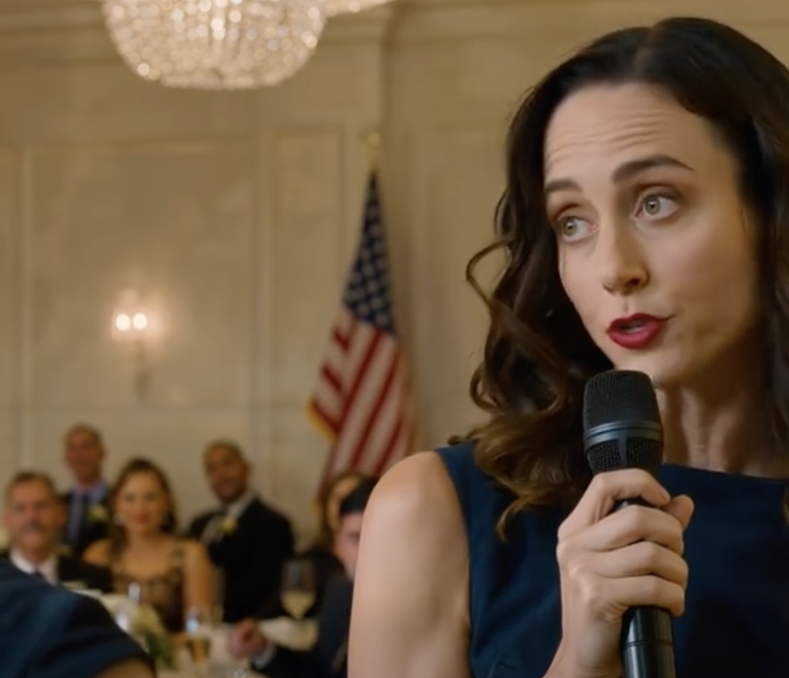 Podczas wesela w klubie wiejskim moja przyrodnia siostra roześmiała się, przedstawiając mnie jako „przyrodnią siostrę, która jest tylko pielęgniarką”, mój ojciec parsknął śmiechem, moja matka się śmiała, aż ojciec pana młodego zamarł, wpatrując się we mnie i pytając o deszczową noc sprzed wielu lat, co spowodowało, że cała sala balowa ucichła.