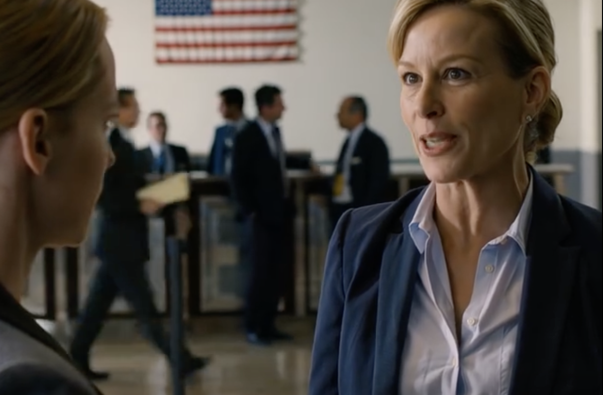 Byłem tylko nieśmiałym stażystą w biurze w Chicago – gdy zobaczyłem głuchego starca ignorowanego przez cały korytarz, przywitałem się z nim za pomocą języka migowego… nie zdając sobie sprawy, że dyrektor generalny cały czas obserwował mnie z antresoli, i właśnie wtedy, gdy myślałem, że zostanę upomniany za rzucenie pracy, prawdziwa tożsamość starca oszołomiła cały budynek.