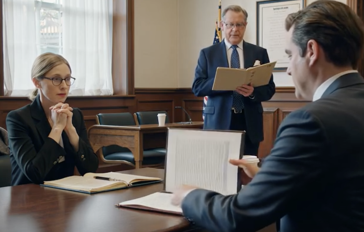 O godzinie 9:12 szarego poranka w Portland mój mąż poprosił sędziego, aby pozwolił mu „zająć się” domem, w którym porzucił mnie ojciec, ale gdy funkcjonariusz po raz drugi doszedł do zapomnianej kwestii z ostatnich instrukcji ojca, w całym pokoju zapadła taka cisza, że ​​wciąż słyszałam swój oddech.