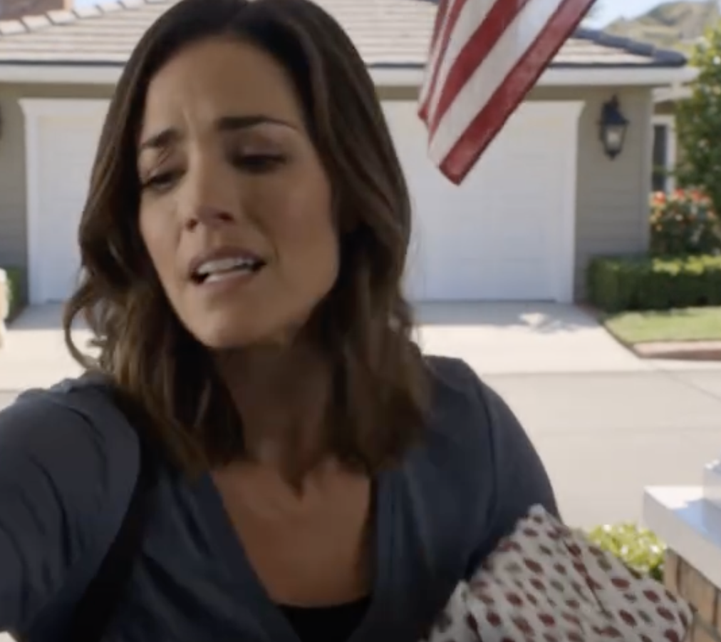 Leciałem do domu na święta przez dziesięć godzin z walizką pełną prezentów, a pierwszą rzeczą, jaką powiedziała moja mama, było: „Zaopiekujesz się dziećmi swojego brata. Jesteśmy na wycieczce rodzinnej”. Myślała, że ​​się uśmiechnę, odbiorę dzieci i zapłacę za wszystkich jak zwykle. Nie wiedziała, że ​​przywiozłem ze sobą rachunki z trzech lat, konto bankowe na swoje nazwisko i powód, dla którego miałbym przestać być ich osobistym bankierem.