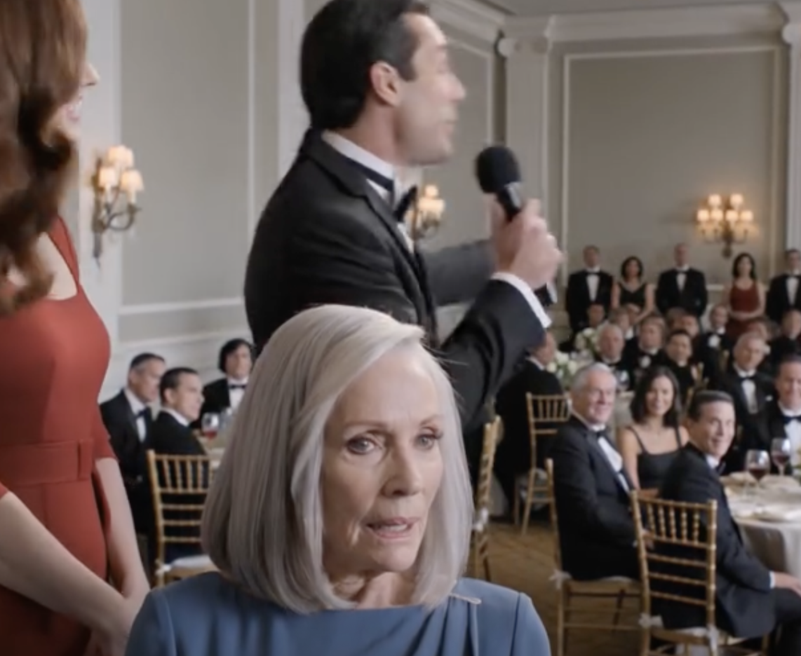 Mój syn wystawił mnie na aukcję za 2 dolary na swojej gali charytatywnej, a potem zażartował przed 300 gośćmi: „Kto chce moją nudną mamę?”. Milczałem, aż nieznajomy stanął za mną i powiedział: „Dwa miliony dolarów”. To, co powiedział później, sprawiło, że mój syn upuścił mikrofon…