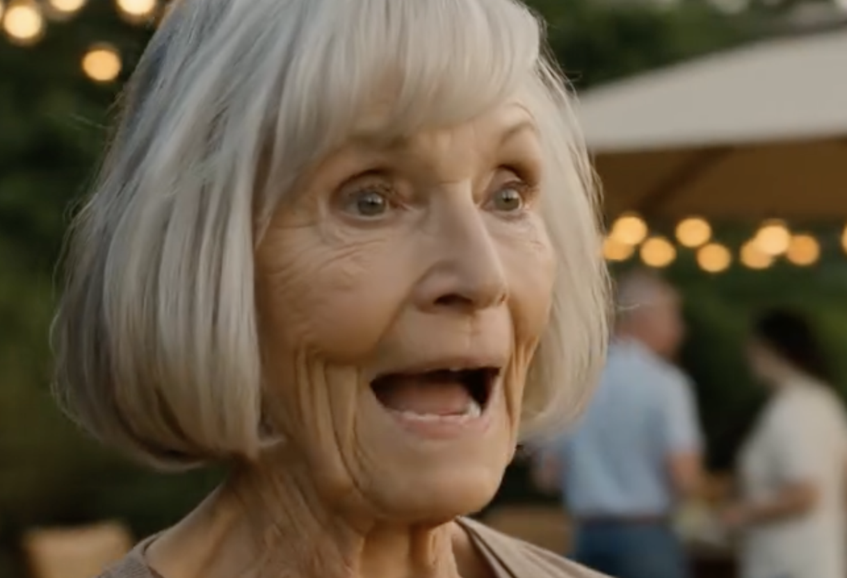 Słyszałam na własne uszy: „Dlaczego ona jeszcze żyje?” na podwórku mojego syna, kiedy jeszcze trzymałam w rękach świeżo upieczone ciastko, i weszłam, jakbym nic nie słyszała, usiadłam na brzegu stołu, nikt mnie nie powitał, nikt na mnie nie spojrzał i żaden wnuk nie był w stanie nazwać mnie babcią — a następnego ranka stara szuflada została otwarta w sposób, którego od dawna powinni się obawiać.