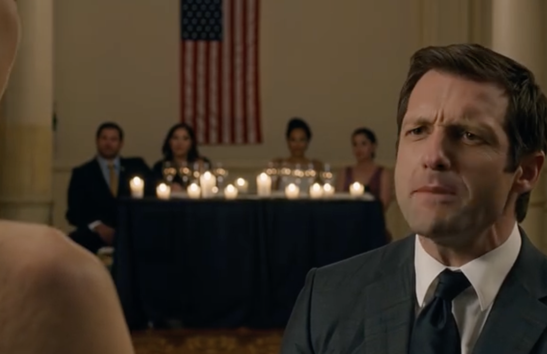 Na szpitalnej gali spędziłam 14 bezsennych miesięcy, budując swoją obecność wśród bogatej elity Charlotte. Mój mąż przyprowadził blondynkę, jakby była damą wieczoru, a diamentowy wisiorek, który zostawiła mi matka, wisiał na jej szyi. Przeszłam obok, zdjęłam go, a to, co powiedziałam później, zmroziło uśmiech na jego twarzy.