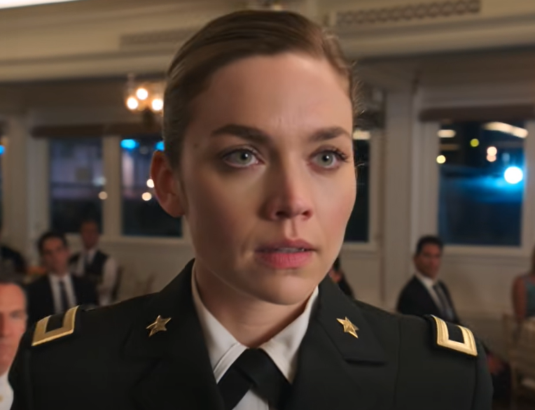 Veljeni pidätti minut ylennysillallisella huutaen: “Hän on huijari!” Sitten viiden tähden amiraali nousi seisomaan ja jyrisi: “Näpit irti vaimostani.” Koko huone jähmettyi – veljeni kasvot muuttuivat paniikiksi. – Uutiset