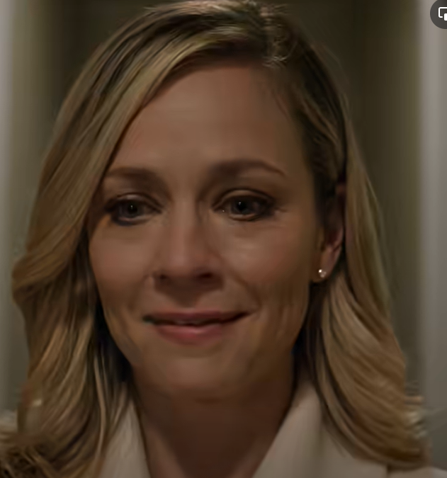 Siskoni vaati sotilaseläkettäni tervetuloillallisella, jonka vanhempani vannoivat liittyvän rakkauteen, ja hymyili sitten kuin olisi järkevää viedä puolet elämästäni, jonka rakensin palvellessani tätä maata – ja siihen mennessä, kun hän liu’utti kansion kynttilöiden yli, tajusin, etten ollut tullut kotiin ollenkaan sukujuhliin, vaan väijytykseen, jossa oli nimeni, ja pahinta oli, ettei kukaan siinä pöydässä edes yrittänyt teeskennellä, että kyse olisi oikeasti ikävöinnistä minua.