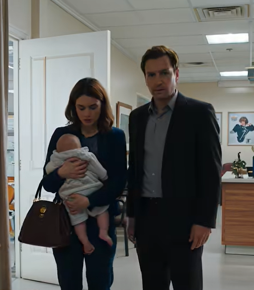 Siskoni rikkoi ainoan sääntöni ja melkein tappoi perheeni, sitten hän ilmestyi illalliselle lasillisen viiniä kanssa. Kun kysyin, miksei hän lopettanut, hän sanoi: “Hän hengittää vielä, eikö niin?” Siitä on kymmenen kuukautta. Tänään hän huusi nimeäni sormuskameran läpi ja aneli minua lopettamaan. *ANELI MINUA LOPETTAMAAN. – Uutiset