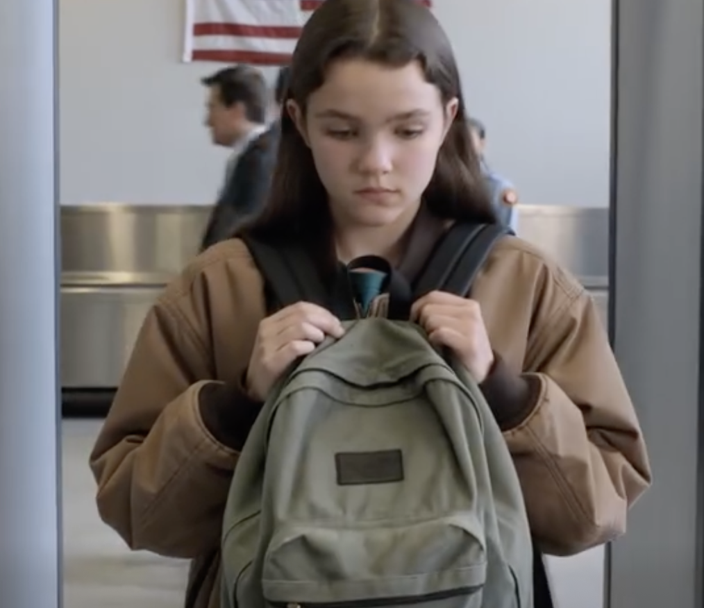 Nie pozwolili dziewczynce milczeć tylko dlatego, że jej plecak wyglądał na zbyt zniszczony jak na lotnisko Reagana – ale kiedy funkcjonariusz TSA otworzył ukrytą saszetkę i szepnął: „Tego nie ma w żadnym systemie”, atmosfera w pokoju się zmieniła. Nie płakała, nie protestowała, a kiedy Departament Bezpieczeństwa Wewnętrznego zapytał, skąd pochodzi medal, podała imię, które zaniemówiło z przeszkolonego funkcjonariusza: „Mój dziadek kazał mi go przynieść dla Catherine Menddees”.