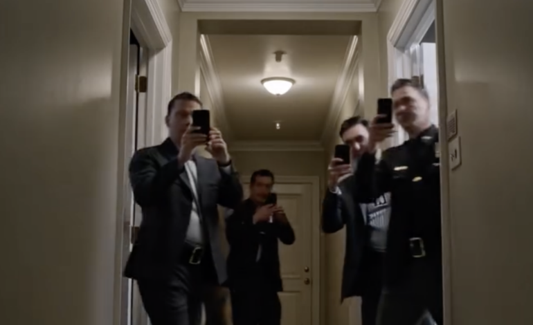 Moja siostra zażądała ode mnie wojskowej diety podczas kolacji powitalnej, moi rodzice przysięgali, że wszystko kręci się wokół miłości, po czym uśmiechnęli się, jakby odebranie mi połowy życia, które zbudowałem służąc temu krajowi, było całkowicie rozsądne. Kiedy wsunęła tę teczkę między świece, uświadomiłem sobie, że nie wróciłem do domu na zjazd rodzinny, ale po to, by zaskoczyć ich swoim nazwiskiem.