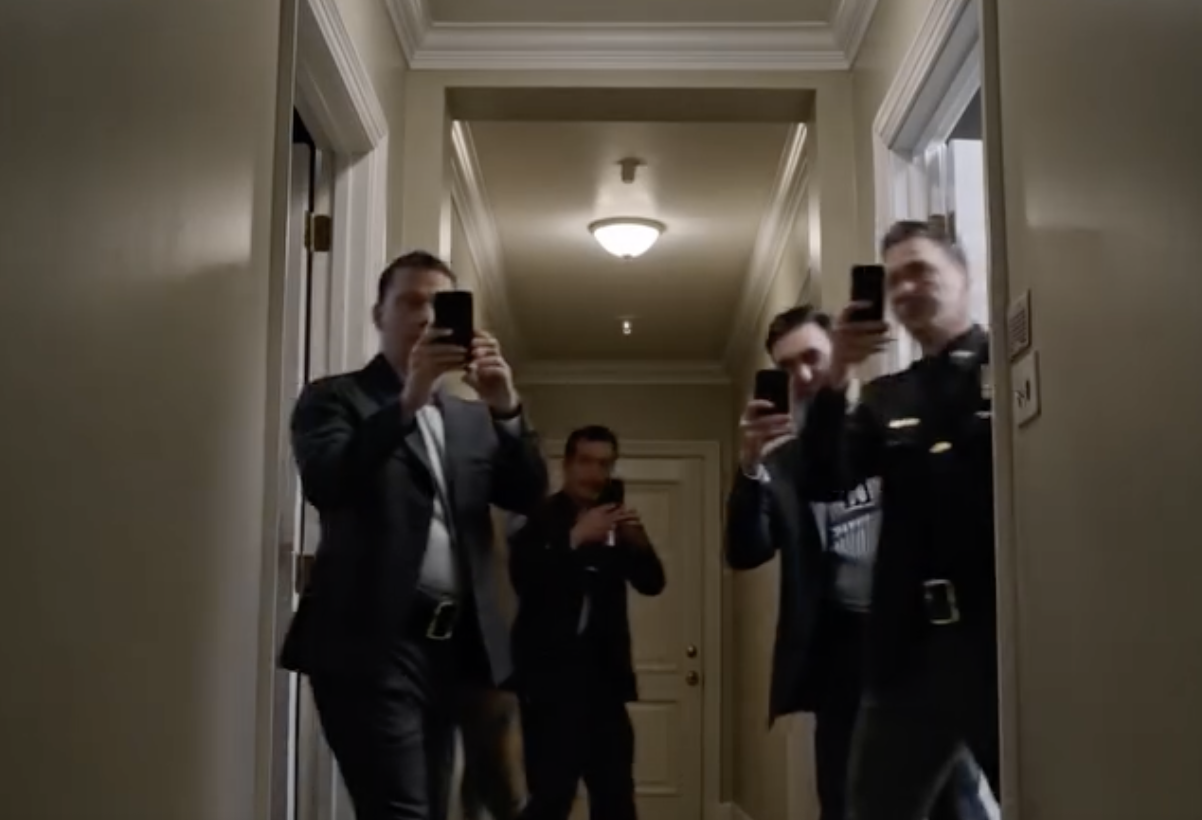 Moja siostra zażądała ode mnie wojskowej diety podczas kolacji powitalnej, moi rodzice przysięgali, że wszystko kręci się wokół miłości, po czym uśmiechnęli się, jakby odebranie mi połowy życia, które zbudowałem służąc temu krajowi, było całkowicie rozsądne. Kiedy wsunęła tę teczkę między świece, uświadomiłem sobie, że nie wróciłem do domu na zjazd rodzinny, ale po to, by zaskoczyć ich swoim nazwiskiem.