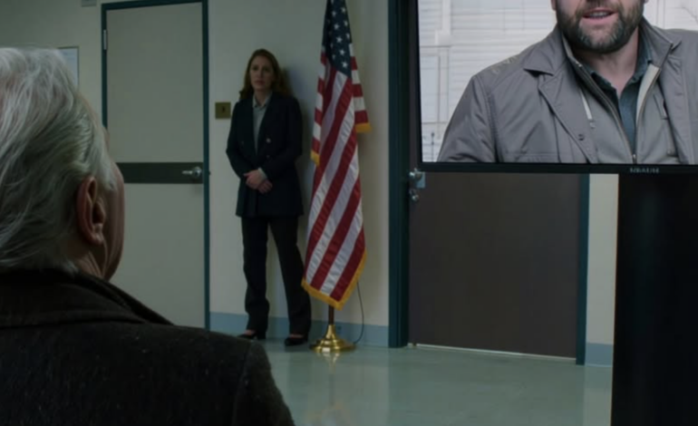 Osiem miesięcy po śmierci żony w końcu poszedłem do First National na Elm Street, żeby otworzyć jej skrytkę depozytową, myśląc, że jestem tam tylko po to, żeby odebrać ostatnie dokumenty dotyczące spadku; ale kierowniczka banku zatrzymała mnie i powiedziała, że ​​ktoś próbował wejść przede mną. Zapytałem, kto. Skierowała ochroniarza w moją stronę – i w tej chwili zrozumiałem, że to już nie tylko żałoba.