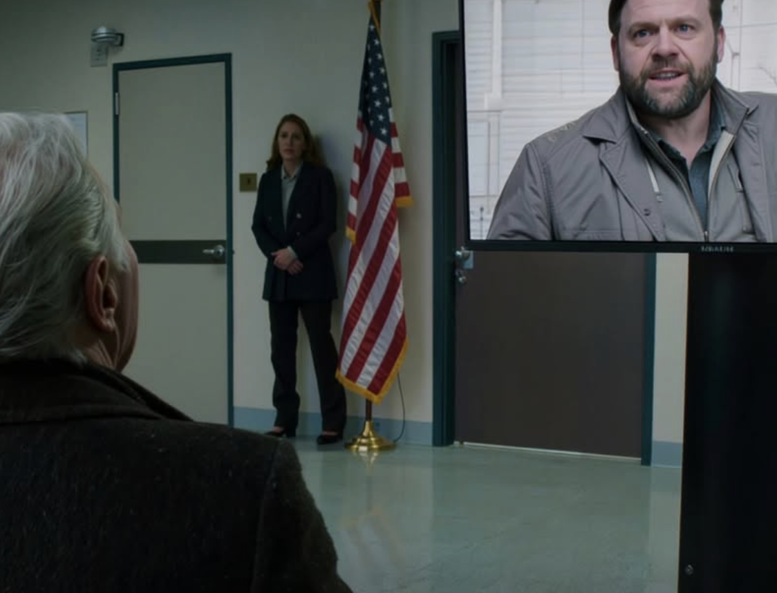 Osiem miesięcy po śmierci żony w końcu poszedłem do First National na Elm Street, żeby otworzyć jej skrytkę depozytową, myśląc, że jestem tam tylko po to, żeby odebrać ostatnie dokumenty dotyczące spadku; ale kierowniczka banku zatrzymała mnie i powiedziała, że ​​ktoś próbował wejść przede mną. Zapytałem, kto. Skierowała ochroniarza w moją stronę – i w tej chwili zrozumiałem, że to już nie tylko żałoba.