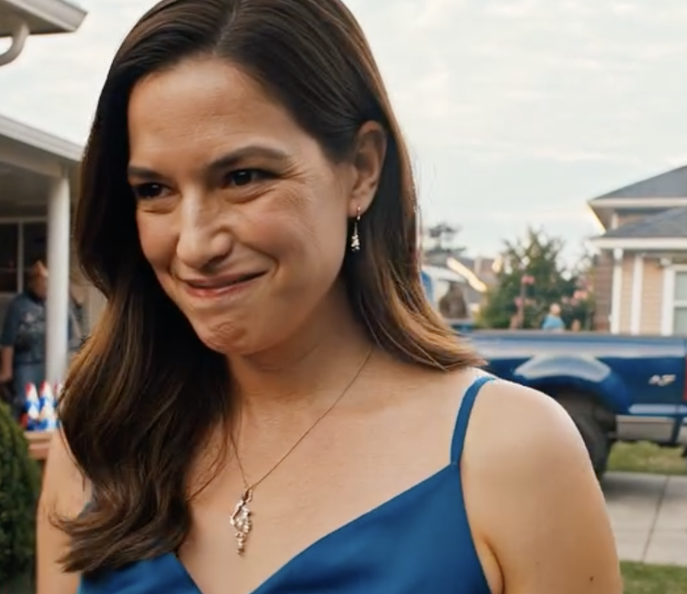 Ogłosiłam ciążę na kolacji dla 35 gości, po trzech latach i 28 800 dolarach, które wydałam na utrzymanie rodziców, a moja matka powiedziała: „Wspaniale. Kolejny ciężar”, podczas gdy mój ojciec skinął głową w stronę grilla i dodał: „Wolalibyśmy, żebyś się nigdy nie urodziła – i teraz byłoby nas dwoje”. Uśmiechnęłam się, odeszłam, jakby nic się nie stało, i patrzyłam, jak moja ciotka wstaje i pyta o nieistniejące „rozwiązanie dla osób niepełnosprawnych”…