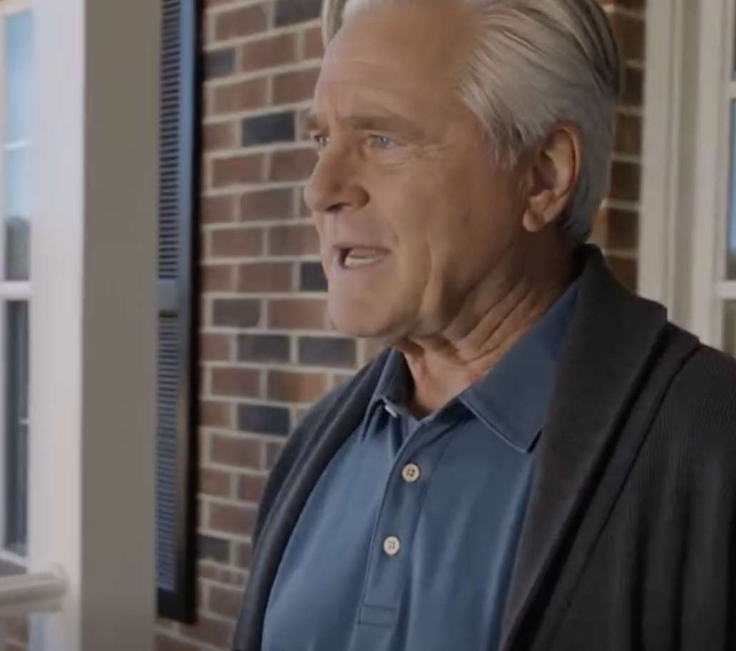 Synowa powiedziała mi, że starsi ludzie powinni „żyć mniej wygodnie”, a ja przed wschodem słońca anulowałem 112 automatycznych płatności, które po cichu wspierały życie, którym tak bardzo lubiła się chwalić. Myślała, że ​​szepcze okrutną kwestię, wychodząc z przyjęcia. Nie miała pojęcia, że ​​wkroczyła w osiem lat drobnych oskarżeń, grzecznych przypuszczeń i wdowieństwa, które nigdy nie patrzyło zbyt uważnie, gdy jego syn powiedział: „Tato, damy radę”. Kiedy następnego ranka jej telefon zaczął się zapełniać powiadomieniami, nie myślałem już o samym upokorzeniu. Myślałem o tym, jak długo moja zmarła żona próbowała mnie ostrzegać.