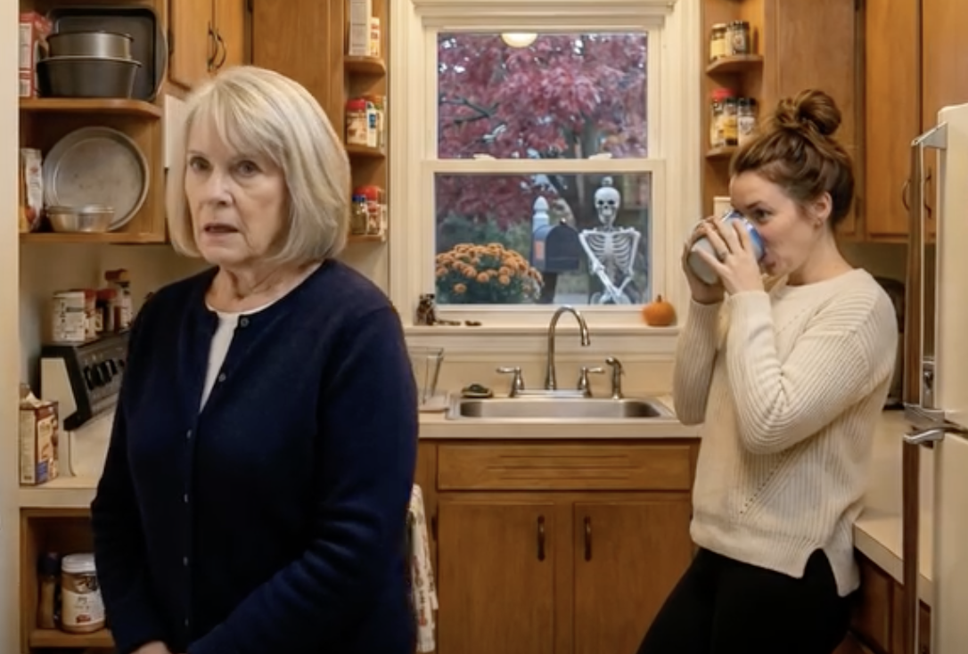 Kiedy pewnego chłodnego październikowego wieczoru wróciłam do domu, zobaczyłam czarny zamek szyfrowy przykręcony do drzwiczek szafki w mojej kuchni. Moja synowa stała tam w legginsach i miękkim kremowym swetrze, popijając miętową herbatę z mojego kubka z niebieską obwódką i nazywając to „wspólną przestrzenią”, jakby właśnie naprawiała półkę, a nie kreśliła linii w moim domu. Nic nie powiedziałam. Następnego ranka zamek był w mojej dłoni, śruby leżały w miseczce na płatki, a na blacie czekała notatka napisana moim najpiękniejszym pismem. Przy obiedzie mój syn kroił pieczonego kurczaka, a ja pytałam o jedyną rzecz, która miała znaczenie: dokładną datę ich planowanej wyprowadzki z domu, za który sama zapłaciłam.