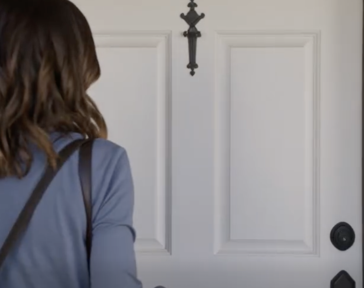 Leciałem do domu na święta przez dziesięć godzin z walizką pełną prezentów, a pierwszą rzeczą, jaką powiedziała moja mama, było: „Zaopiekujesz się dziećmi swojego brata. Jesteśmy na wycieczce rodzinnej”. Myślała, że ​​się uśmiechnę, odbiorę dzieci i zapłacę za wszystkich jak zwykle. Nie wiedziała, że ​​przywiozłem ze sobą rachunki z trzech lat, konto bankowe na swoje nazwisko i powód, dla którego miałbym przestać być ich osobistym bankierem.