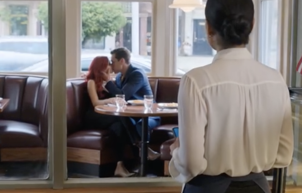 O 9:47, w naszą drugą rocznicę, mąż napisał mi SMS-a: „Wszystkiego najlepszego z okazji rocznicy! Utknęłam w pracy. Nie mogę się doczekać dzisiejszego wieczoru”. Siedziałam w restauracji w moim biurze, z fartuchem oprószonym mąką, próbując przygotować lunch przed pierwszym odbiorem z krawężnika, kiedy zerknęłam przez szklaną ściankę działową i zobaczyłam go, jak stoi dwa stoliki od frontowej szyby w granatowym płaszczu, który kupiłam mu na zeszłe święta, całując rudą dziewczynę, jakby nieuważnie ćwiczyli.