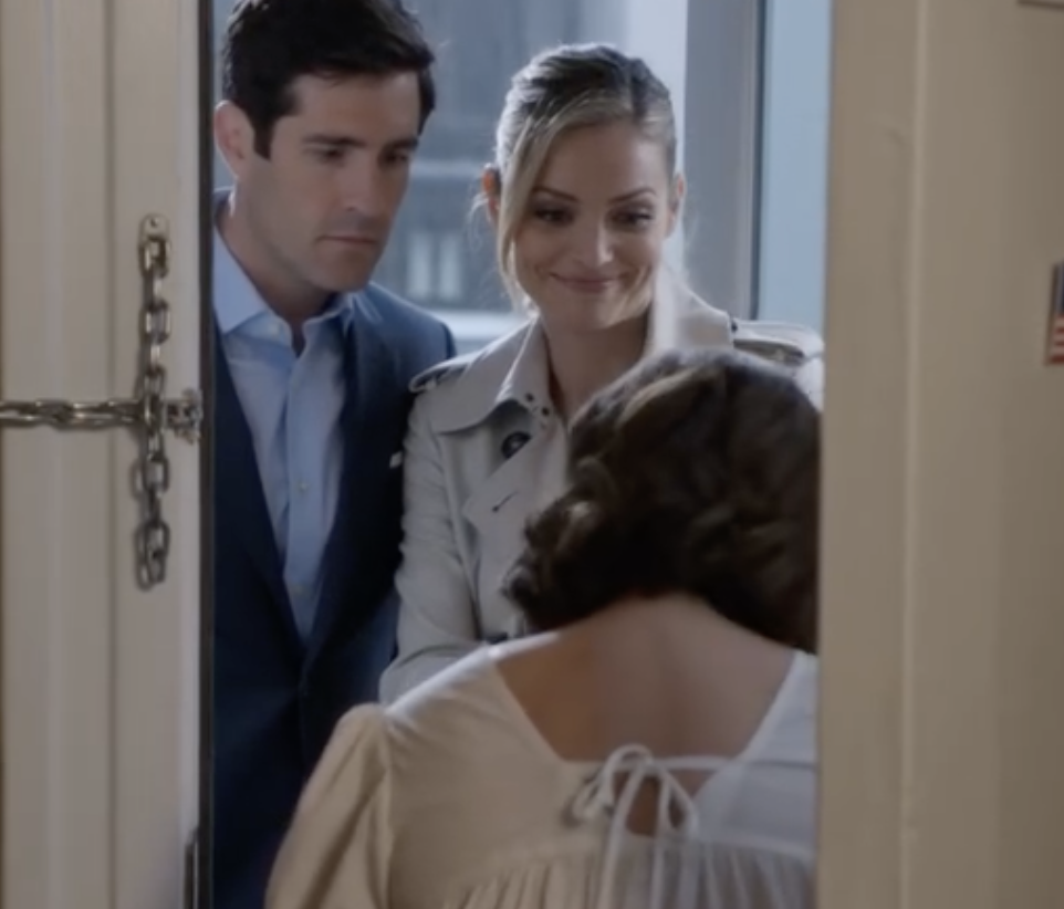 Sześć miesięcy po naszym rozwodzie, mój były mąż pojawił się w moich drzwiach z narzeczoną i zaproszeniem na ślub. Ale gdy tylko zobaczył noworodka w moich ramionach, zbladł i szybko przemknął obok niej w panice.