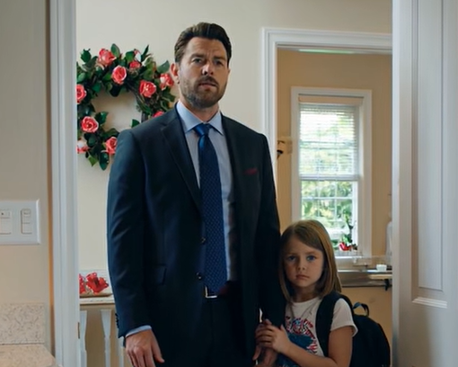 Jeg gjorde meg klar til datteren min Lilys pianokonsert da hun sendte en tekstmelding fra rommet sitt: «Pappa, hjelp med glidelåsen min. Bare deg. Lukk døren.» Jeg gikk inn og visste umiddelbart at dette ikke handlet om en kjole. Lily snudde ryggen til og fortalte meg hva som hadde skjedd hver lørdag jeg jobbet – hvordan hun hadde prøvd å fortelle det til moren sin, og ingenting forandret seg. Jeg holdt stemmen rolig, pakket en bag og sa: «Vi drar. Nå.» Kona mi gikk foran døren – «Nei, det gjør du ikke. Foreldrene mine venter.» Jeg plukket opp Lily og gikk ut uansett. – Nyheter