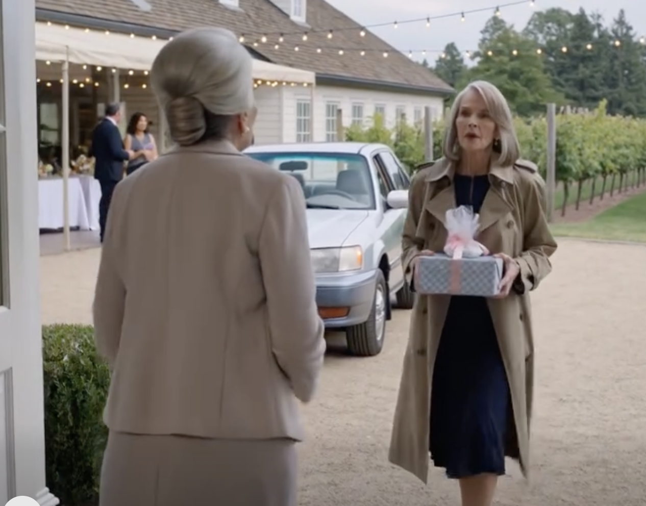 Pobiegłam na ślub mojego młodszego brata. W lokalu rodzice mnie zatrzymali. „Tylko rodzina jest wpuszczona. Nie jesteś zaproszona”. Zrozpaczona wyszłam. Trzy dni później zadzwoniła konsultantka ślubna. „Proszę pani, rachunek wynosi 26 000 dolarów. Jak pani zapłaci?”. Uśmiechnęłam się i powiedziałam, że zanim ktokolwiek zacznie ze mną rozmawiać o płatności, może zechcą jeszcze raz sprawdzić mój podpis.