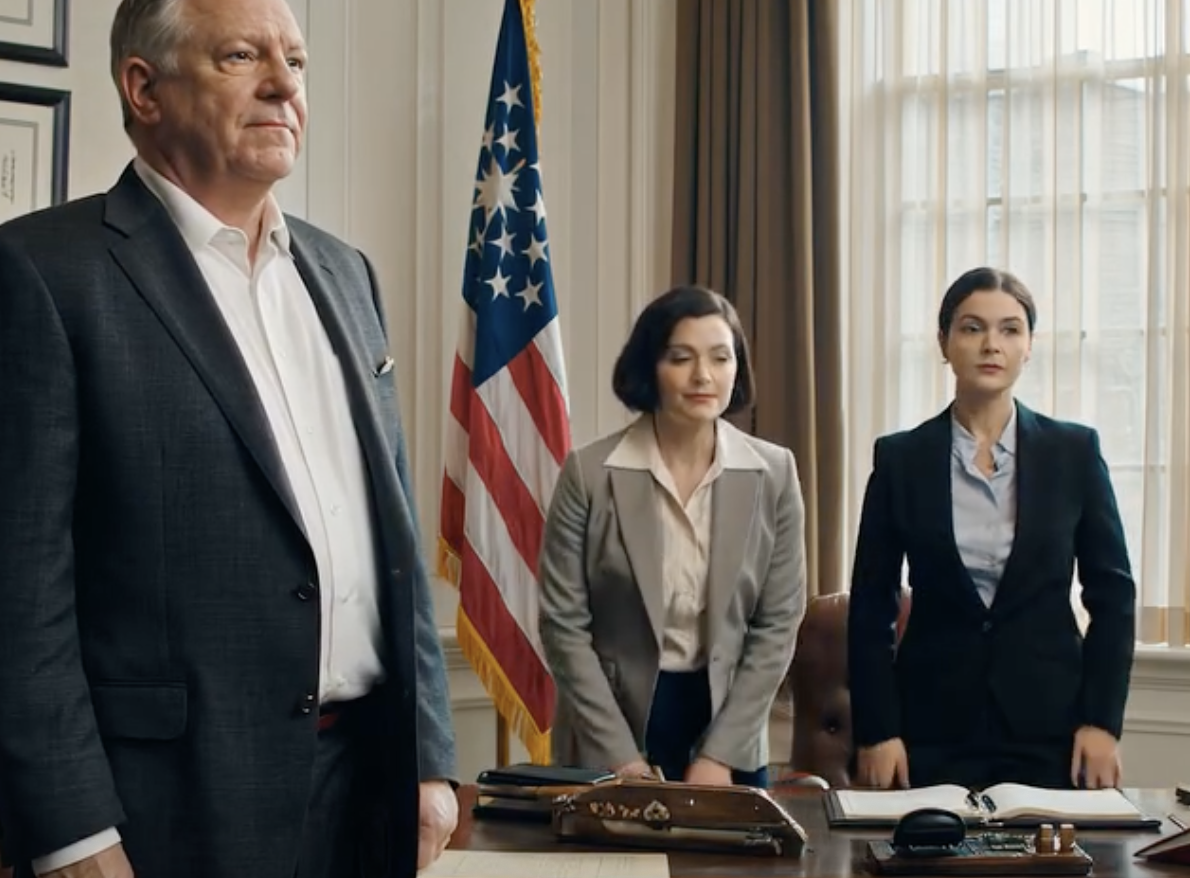 Kiedy moja żona zmarła, moi synowie założyli, że odziedziczą moje imperium technologiczne warte 150 milionów dolarów. Dostałem tylko zakurzoną kopertę, wręczoną mi w ostateczności. Roześmiali się i zignorowali mnie, przekonani, że nie mam już nic do zaoferowania. Tego wieczoru otworzyłem ją sam. W środku znajdowała się pojedyncza kartka papieru z numerami kont bankowych i linijką: „Dla prawdziwego człowieka, który zbudował wszystko, co mamy”. A kiedy sprawdziłem saldo…